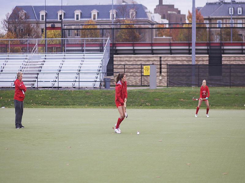 Senior Taylor Standiford looks to pass to an open teammate in the field hockey team’s practice on Oct. 29 at Cornell University.