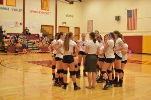 Head coach Jill Kautz joins the team for a mid-game huddle. / Photo by Cecilia Morales