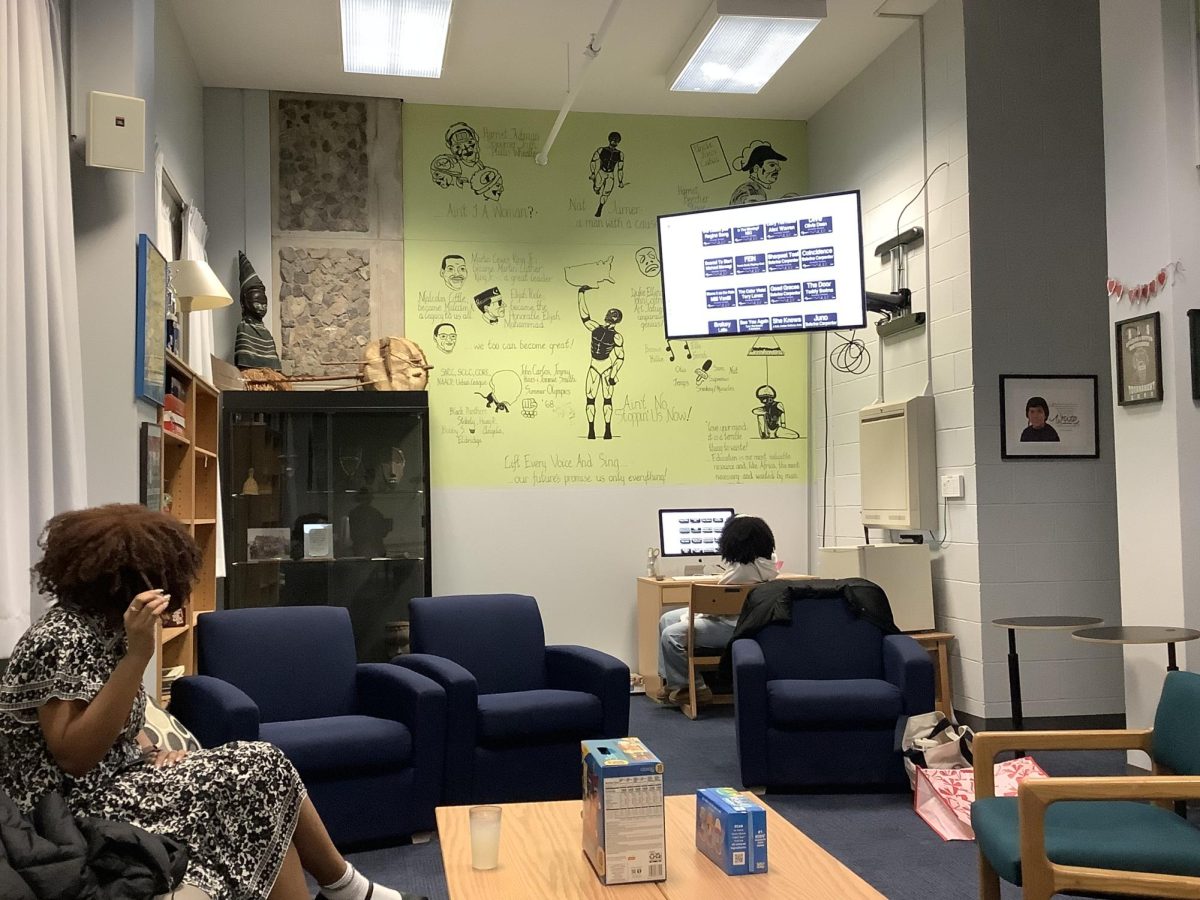 Ithaca College Musicians of Color Association hosts IC MOCA Karaoke Night in the ALS Lounge (Chayanne Thompson/Ithaca Week).